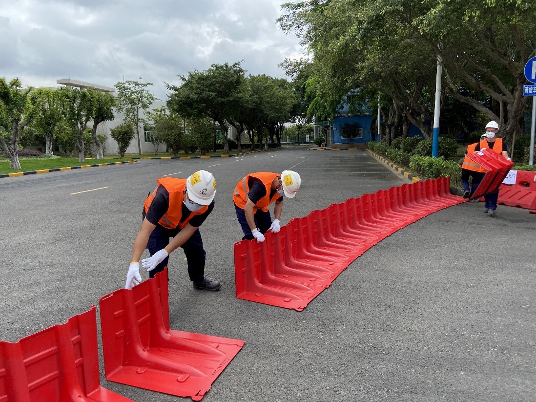 1590137148340604.jpg 本次演练首次使用了新型防汛板开展挡水应急,进一步提升了防汛应急效率.jpg